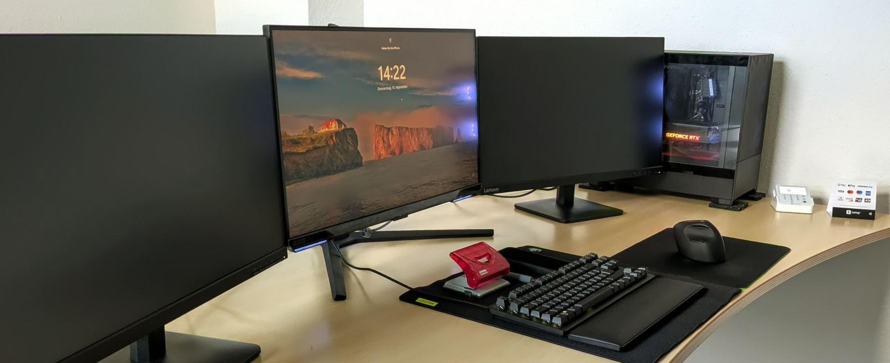 Arbeitsplatz in der Werkstatt mit zwei Monitoren und geöffnetem PC-Gehäuse, Originalansicht