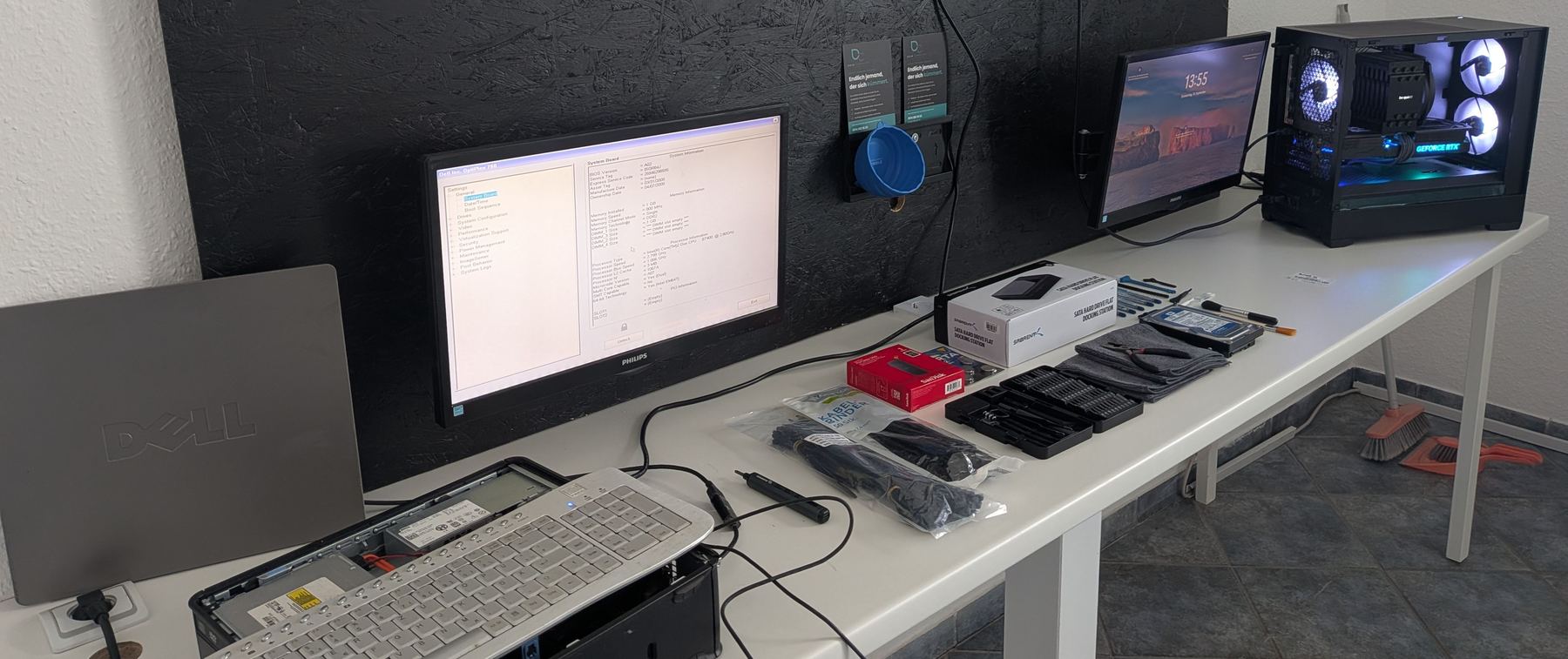Notebook während der Diagnose im BIOS, daneben Werkzeug bereit für die Reparatur, Originalansicht