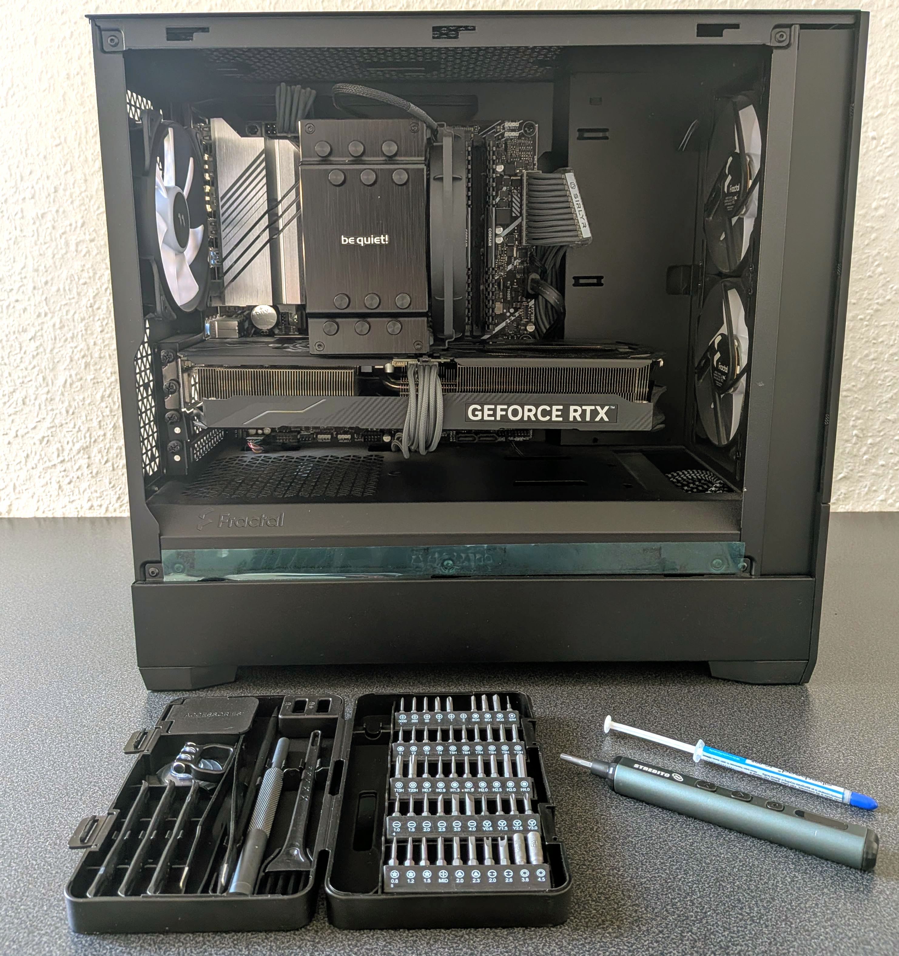 Geöffnetes PC-Gehäuse mit Grafikkarte und CPU-Kühler während des Zusammenbaus
